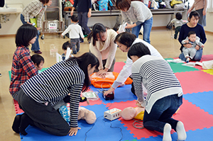 心肺蘇生を体験する参加者
