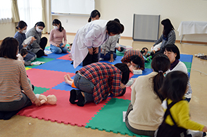 1心肺蘇生を指導する佐藤助教