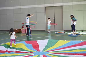 フラフープの競争です