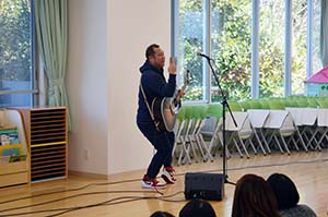 ギターを弾きながら歌う たにぞうさん