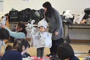 新聞紙で作った帽子とマント