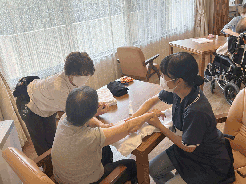 リラクゼーションサークルの学生が、近隣の介護施設へ「アロママッサージのボランティア」に行きました