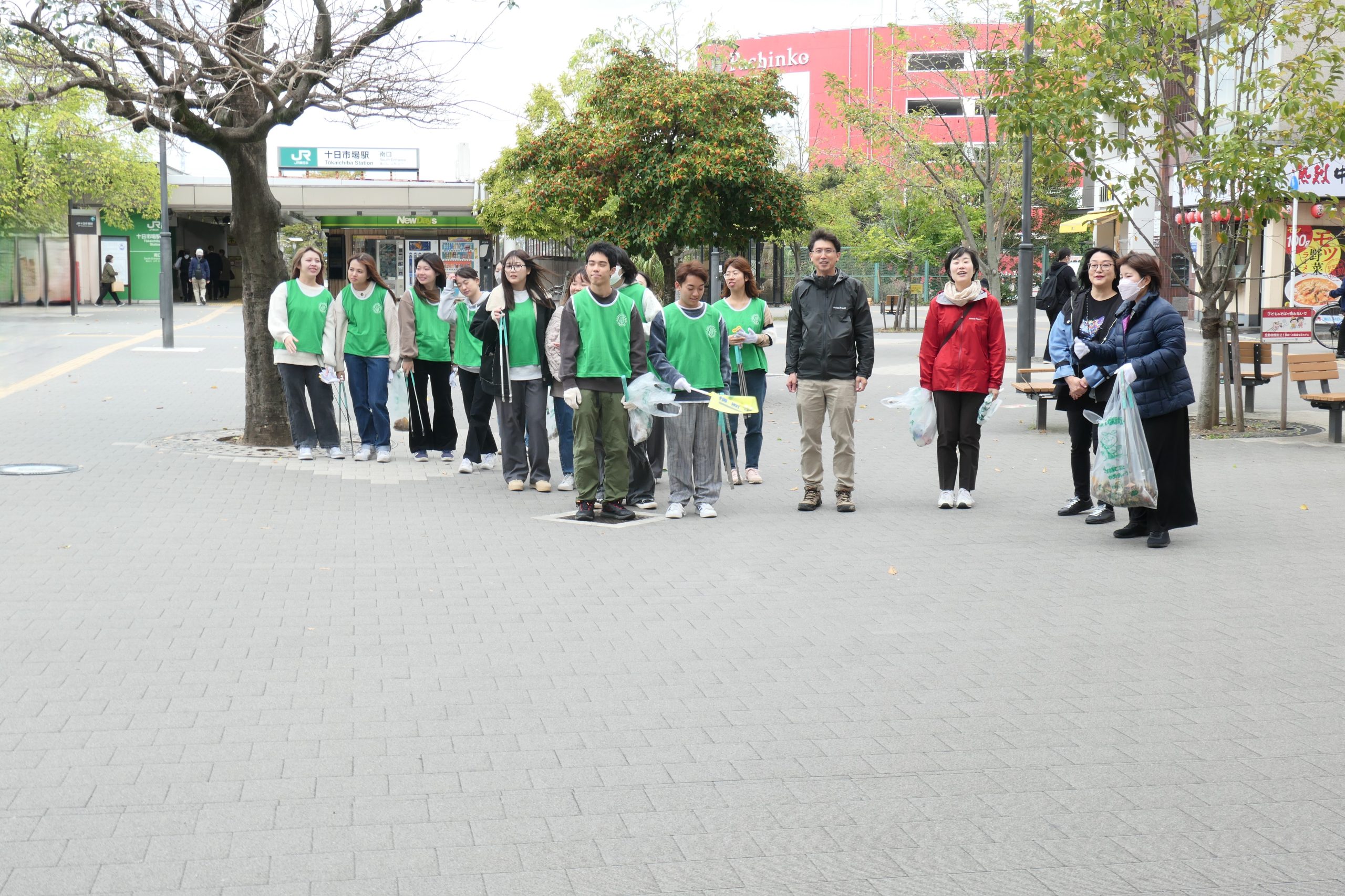 こども教育学部１年生が授業科目「基礎ゼミナール」にて 地域清掃活動「クリーンウオーク」を行いました