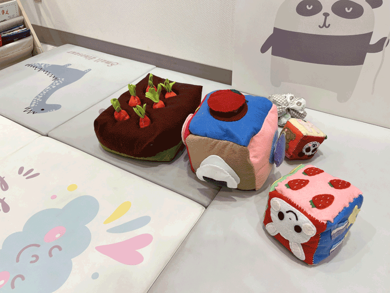 小田急線 秦野駅前 「丹沢日和 kids book cafe」にて、こども教育学部2年生製作の乳児・1歳・2歳用手作りおもちゃが展示されました
