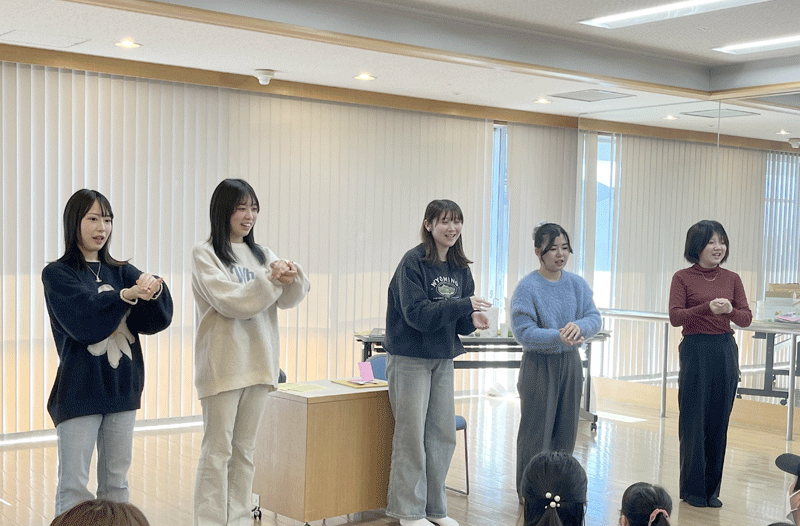 11月22日(土)に緑図書館開館30周年記念事業 横浜創英大学×緑図書館おはなし会「えほんとふれあおう」にこども教育学部 田中ゼミの学生が参加しました